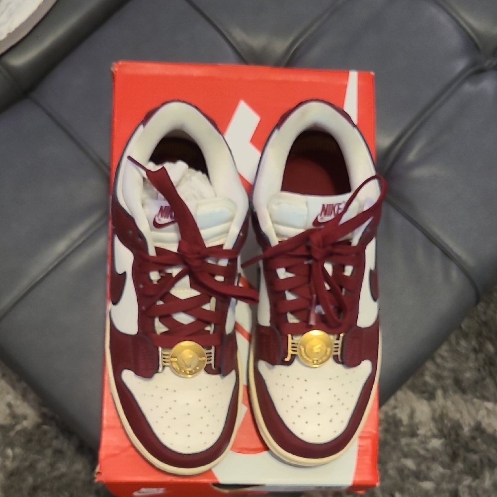 Nike Dunk Low SE Sisterhood Team Red - Picture 7 of 10